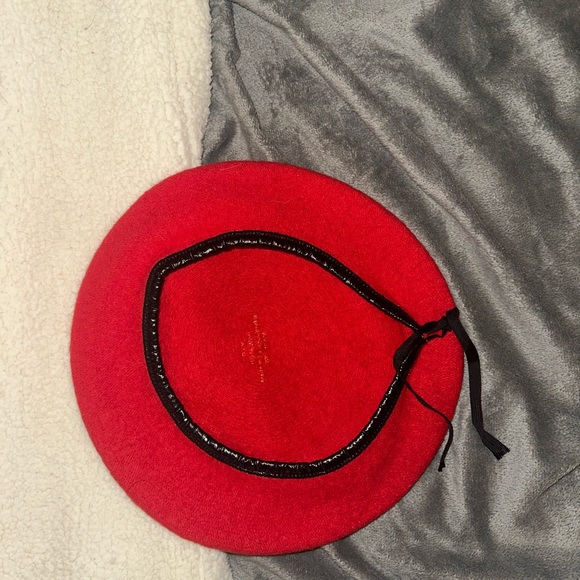 Chic vintage Red Beret with Black Accent - Picture 2 of 3